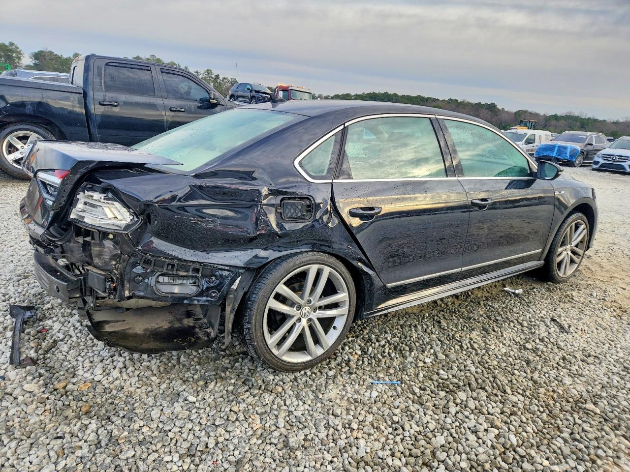 2017 VOLKSWAGEN PASSAT R-LINE photo 3