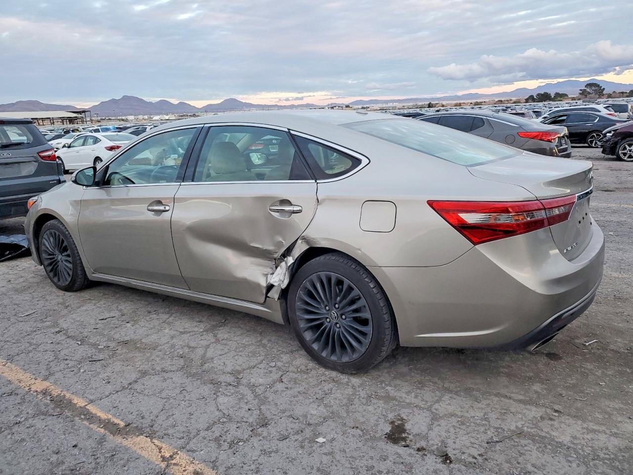 2016 TOYOTA AVALON XLE photo 3