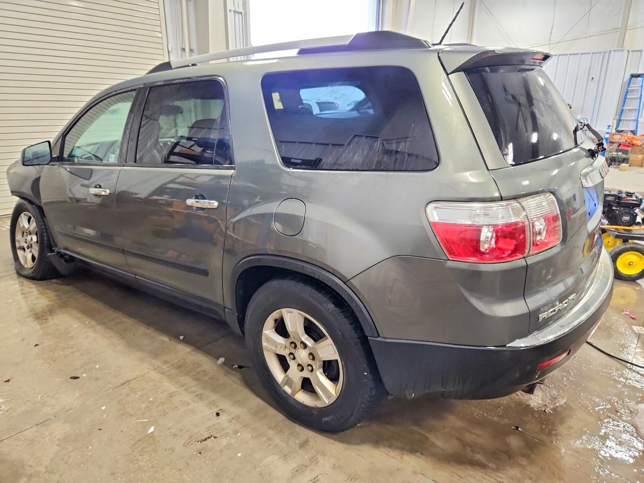 2011 GMC ACADIA SLE photo 2