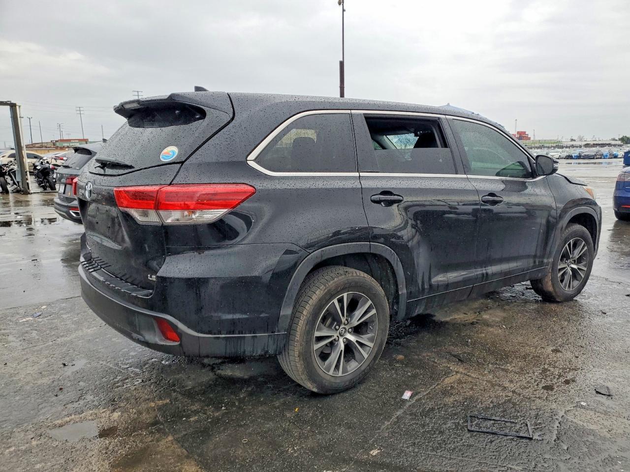 2018 TOYOTA HIGHLANDER LE photo 3