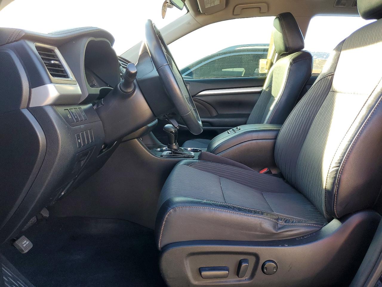 2018 TOYOTA HIGHLANDER LE photo 7