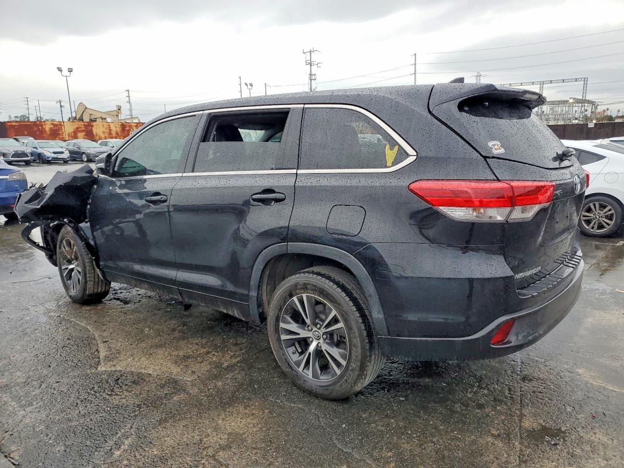 2018 TOYOTA HIGHLANDER LE photo 2