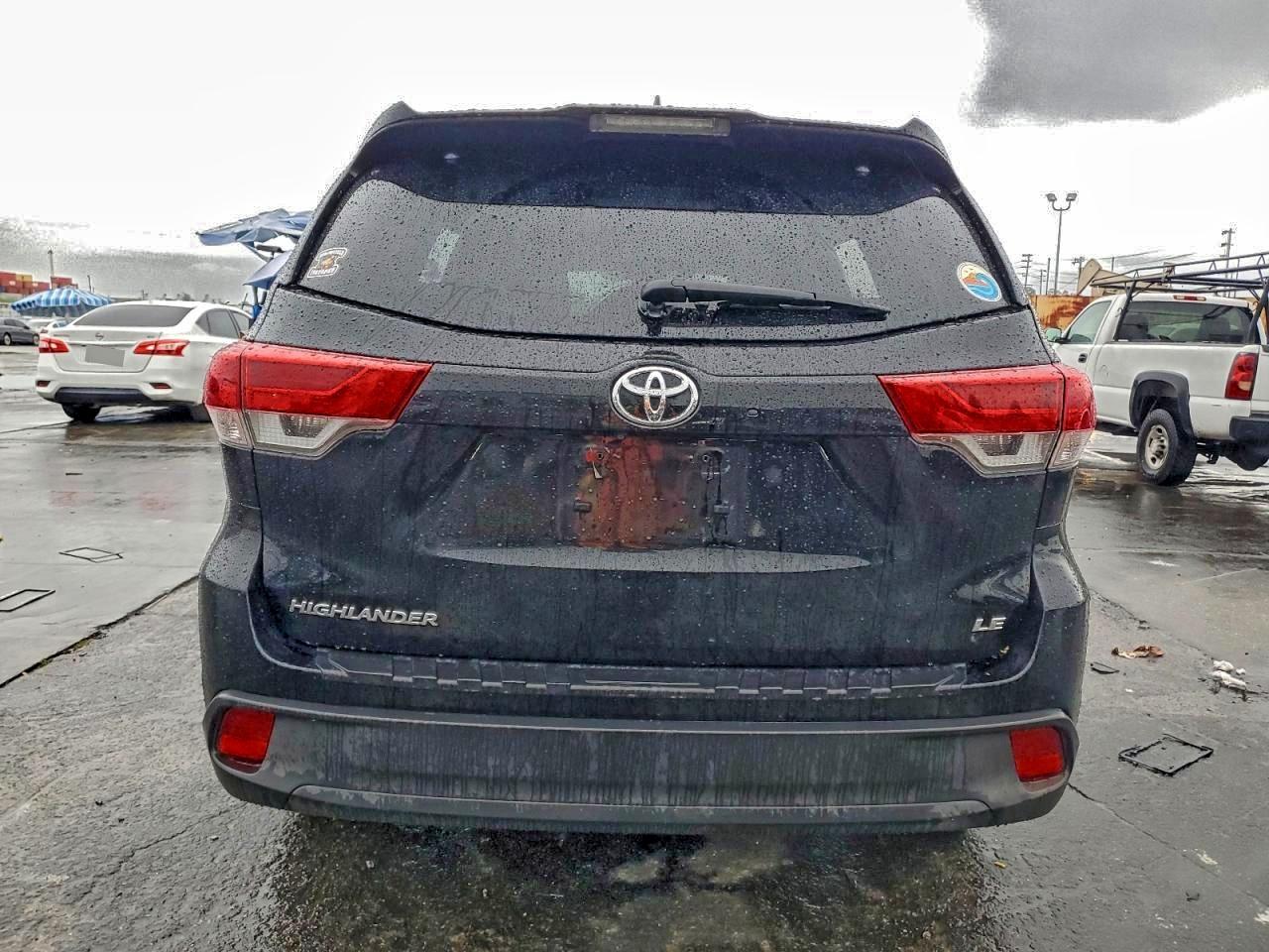 2018 TOYOTA HIGHLANDER LE photo 6