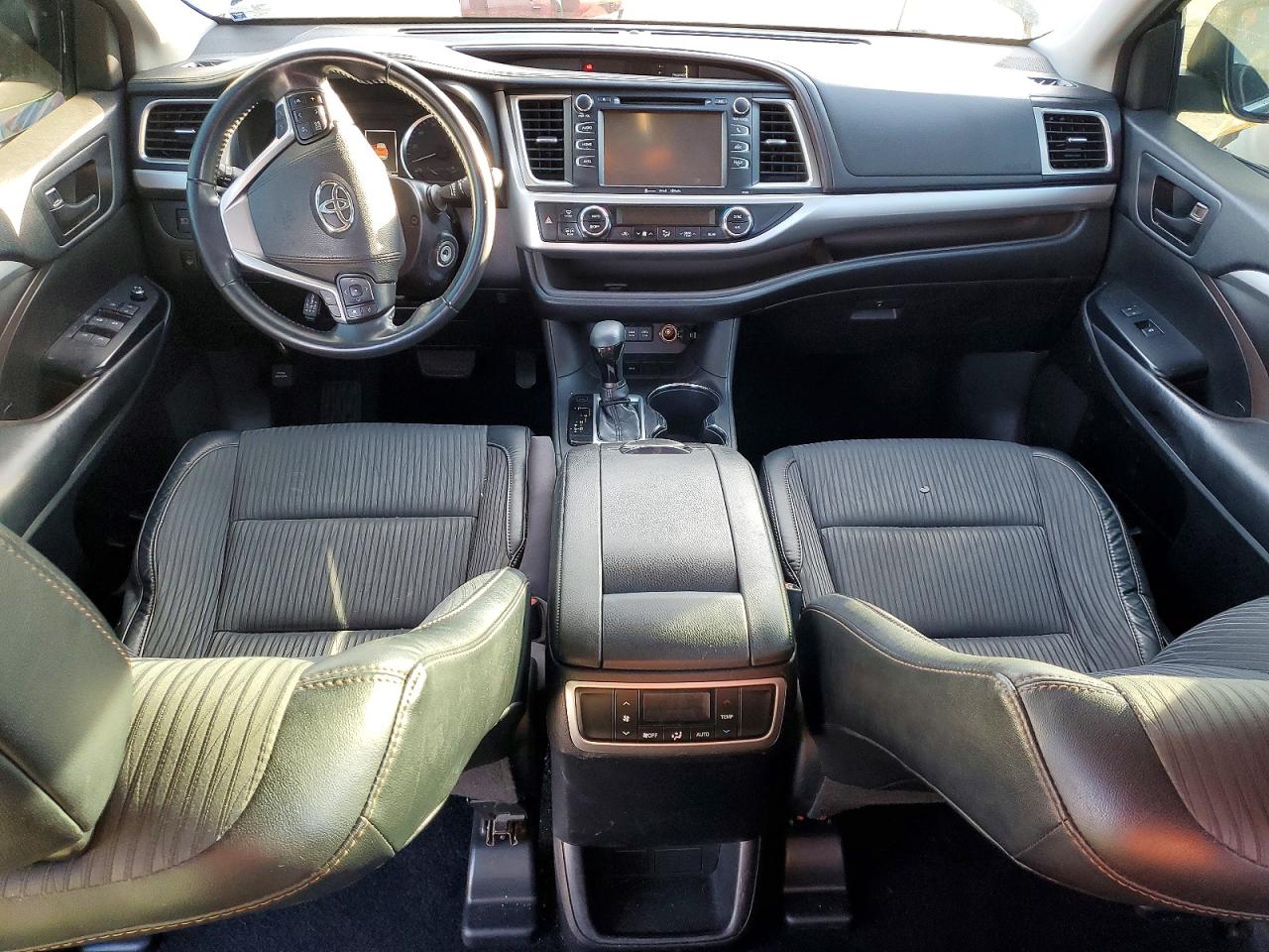2018 TOYOTA HIGHLANDER LE photo 8