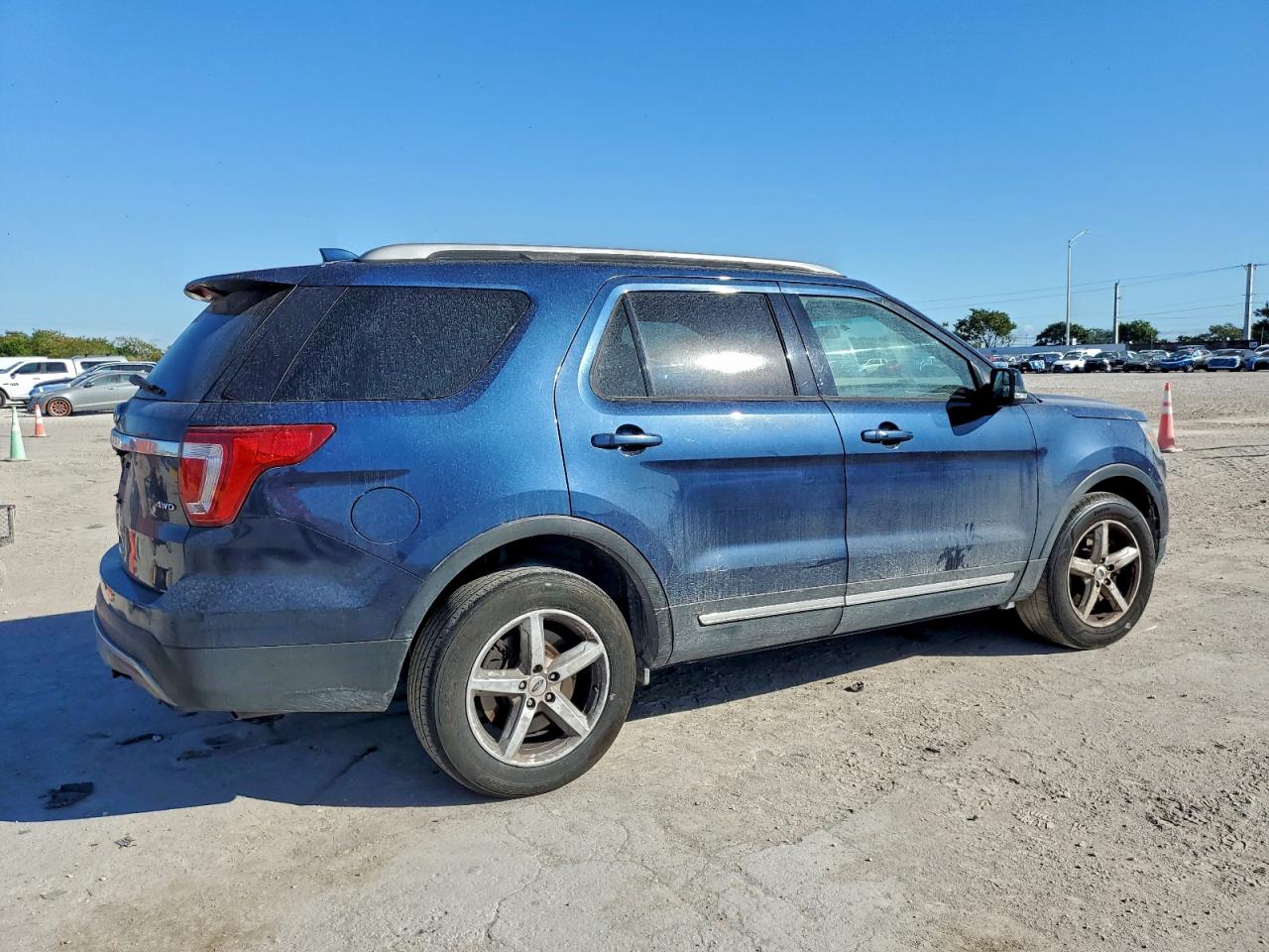 2016 FORD EXPLORER XLT photo 3