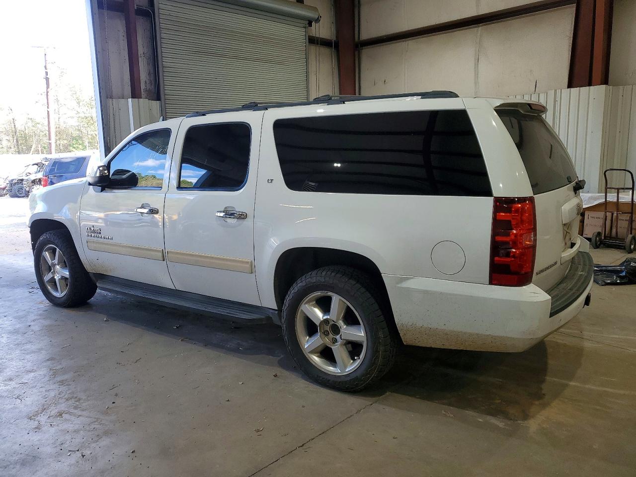 2011 CHEVROLET SUBURBAN C1500 LT photo 2