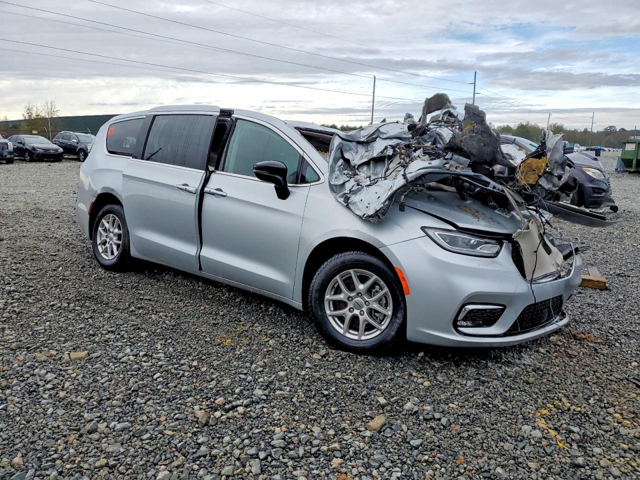 2024 CHRYSLER PACIFICA TOURING L photo 4