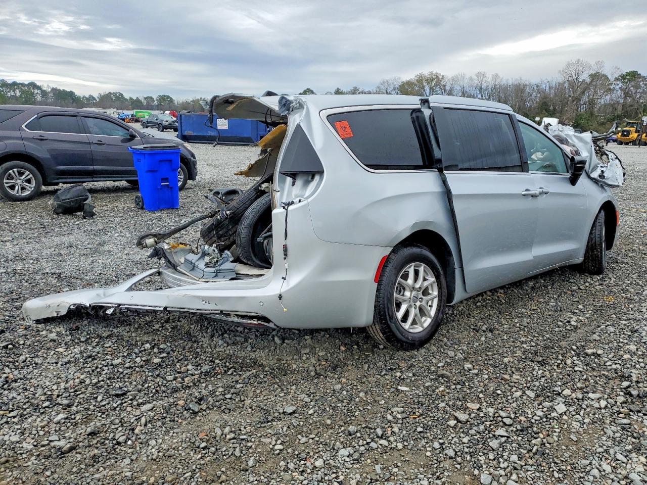 2024 CHRYSLER PACIFICA TOURING L photo 3