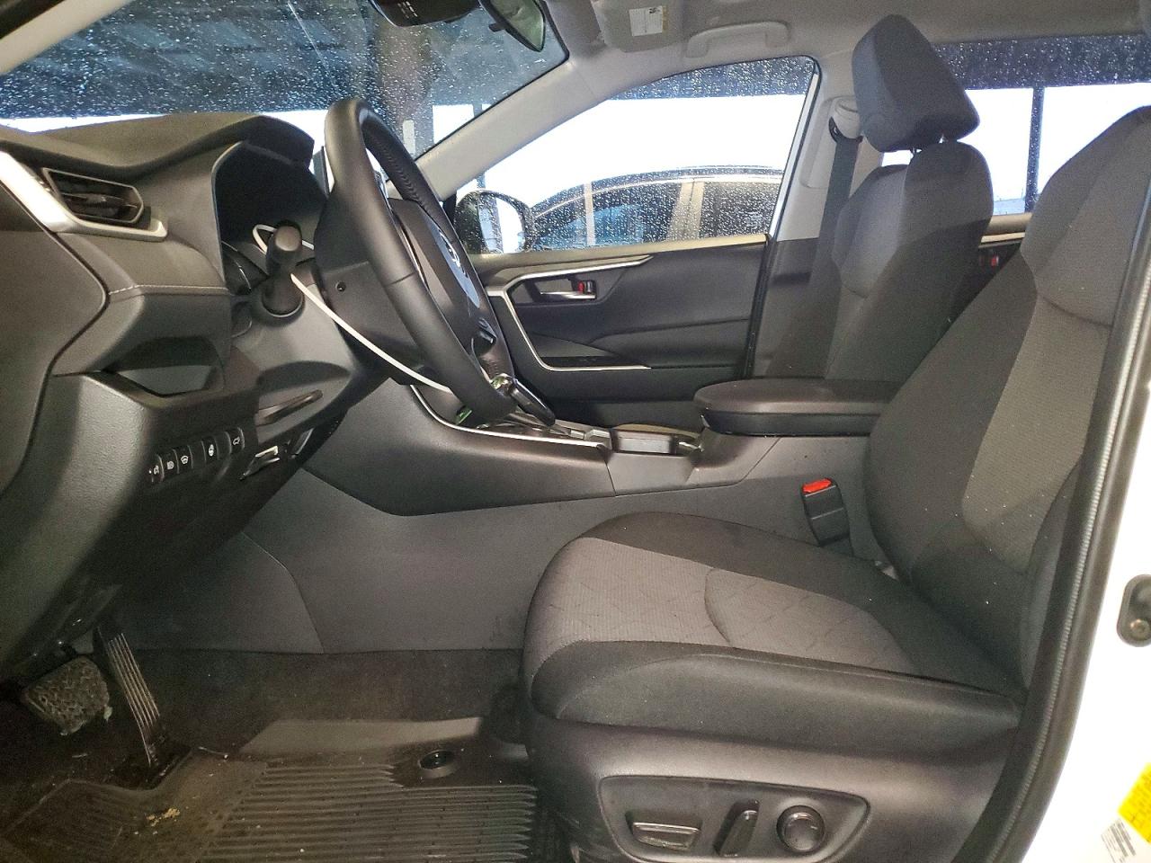 2025 TOYOTA RAV4 XLE photo 7