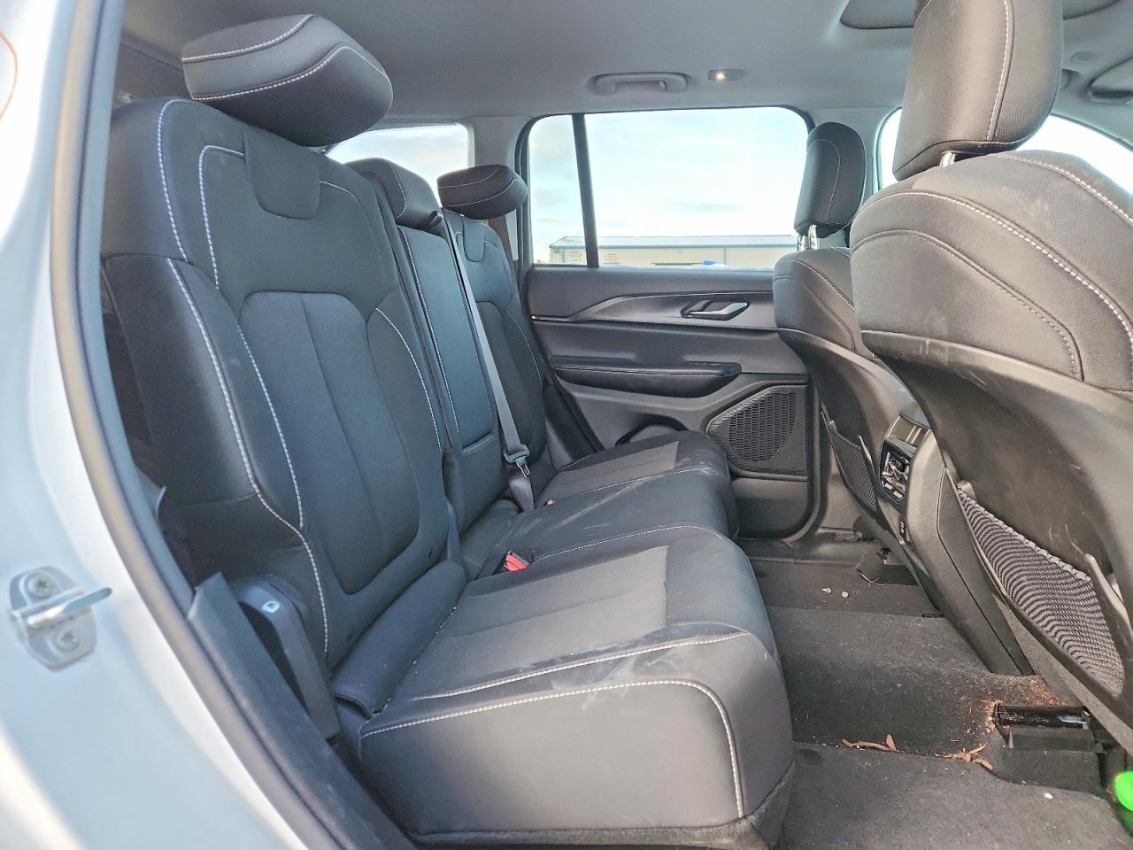 2023 JEEP GRAND CHEROKEE LAREDO photo 11