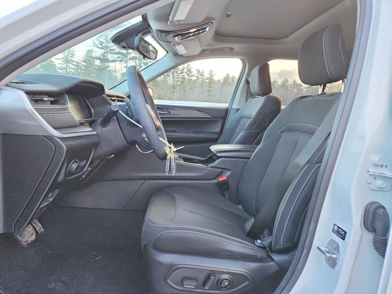 2023 JEEP GRAND CHEROKEE LAREDO photo 7