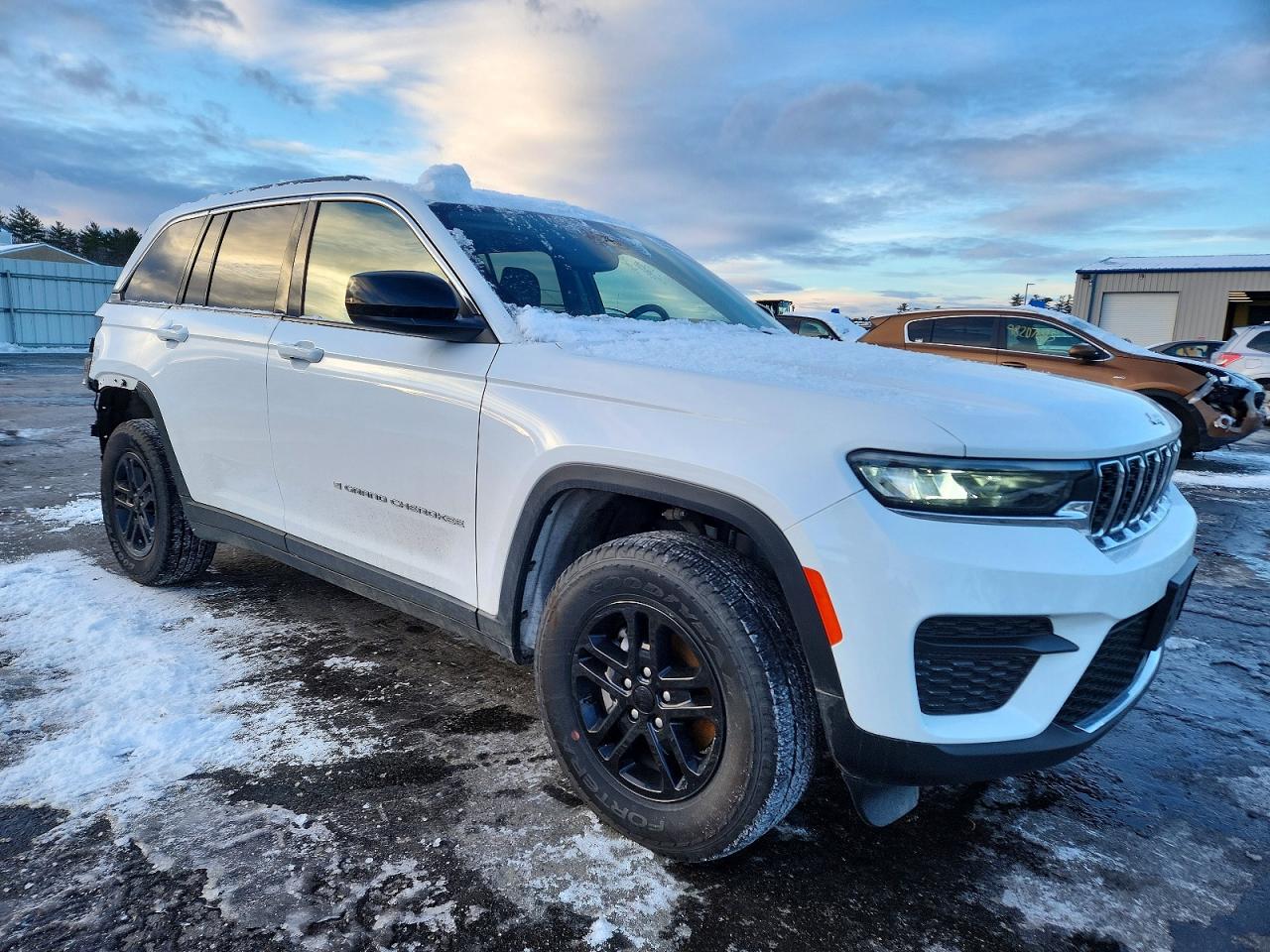 2023 JEEP GRAND CHEROKEE LAREDO photo 4