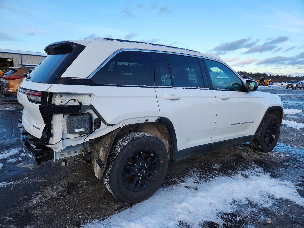 2023 JEEP GRAND CHEROKEE LAREDO photo 3