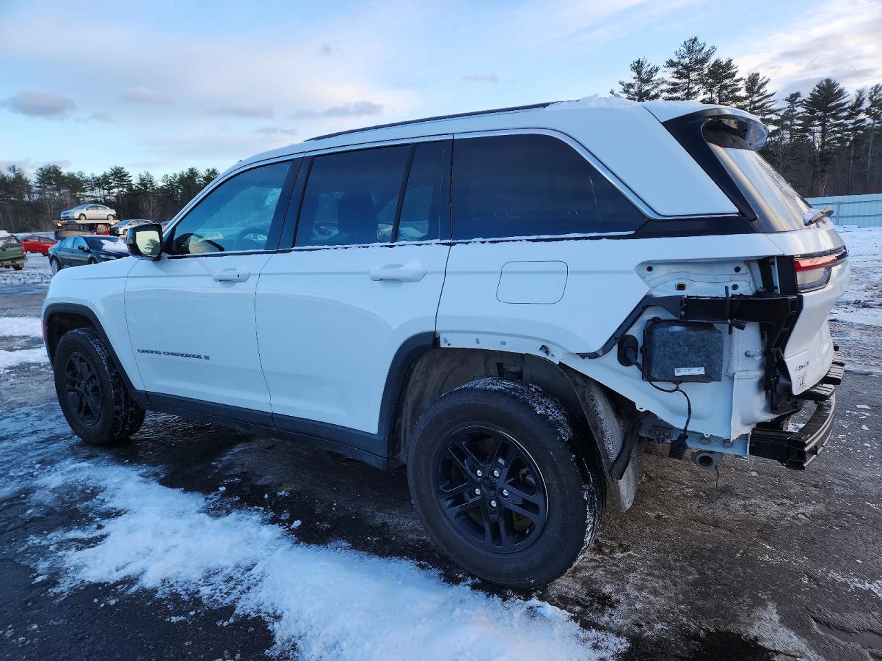 2023 JEEP GRAND CHEROKEE LAREDO photo 2