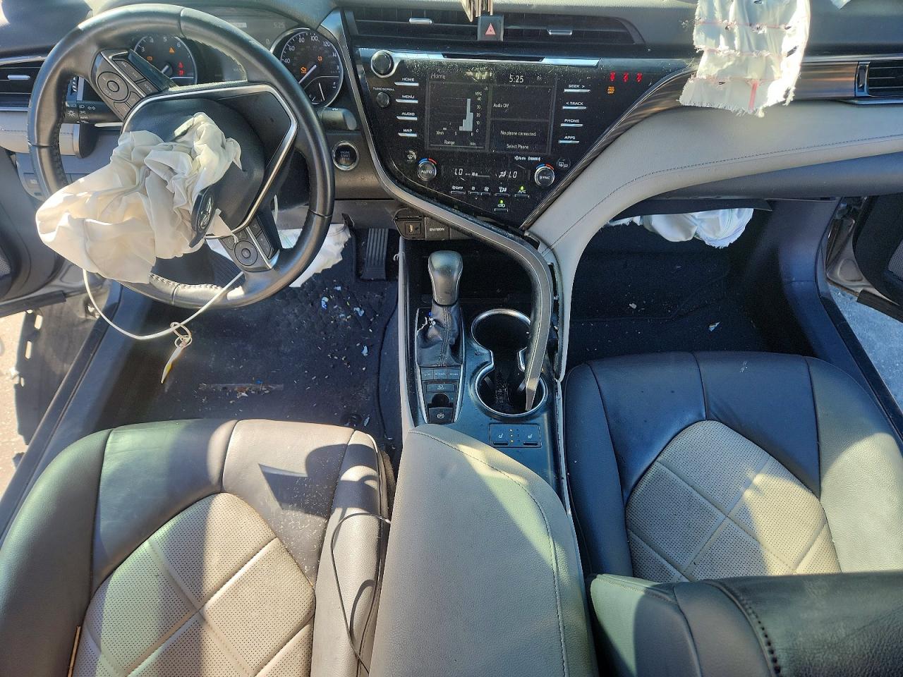 2019 TOYOTA CAMRY L photo 8