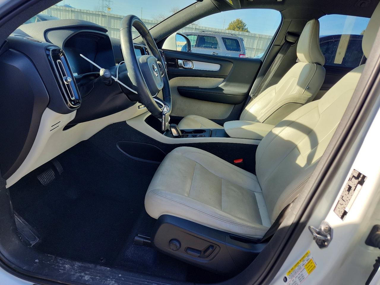 2020 VOLVO XC40 T5 MOMENTUM photo 7