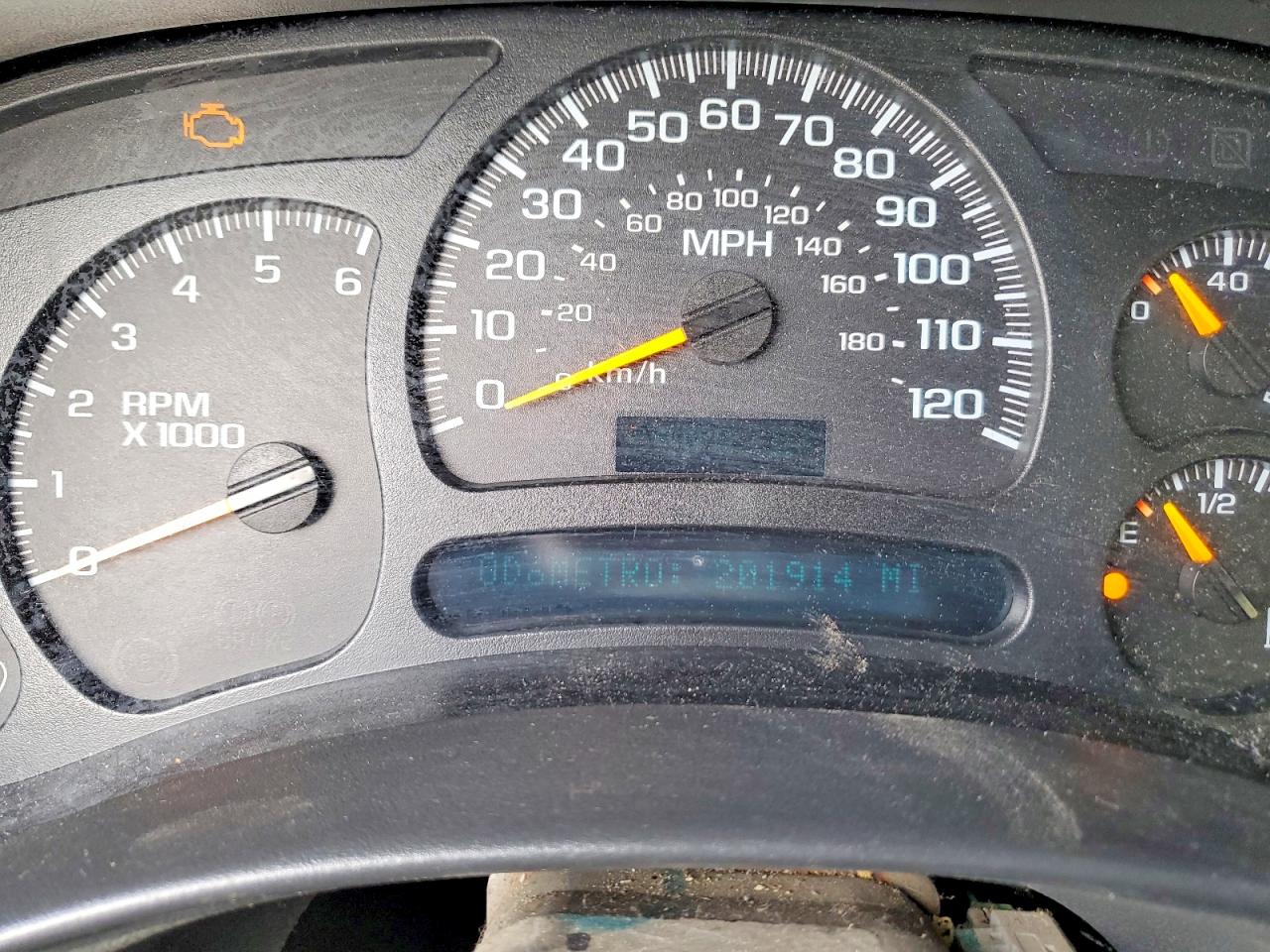 2004 GMC YUKON photo 9