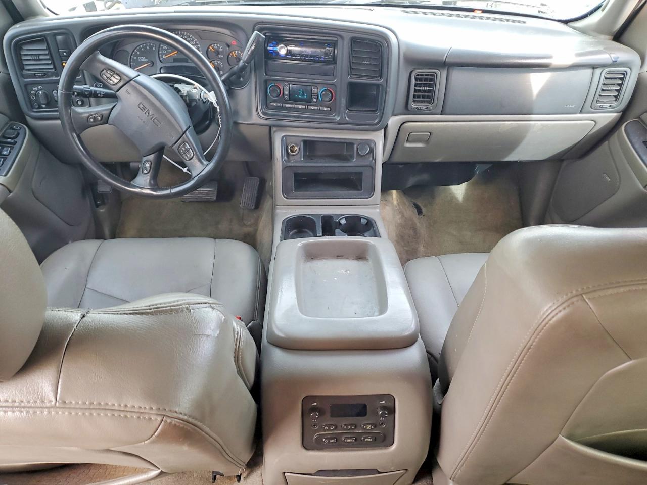 2004 GMC YUKON photo 8