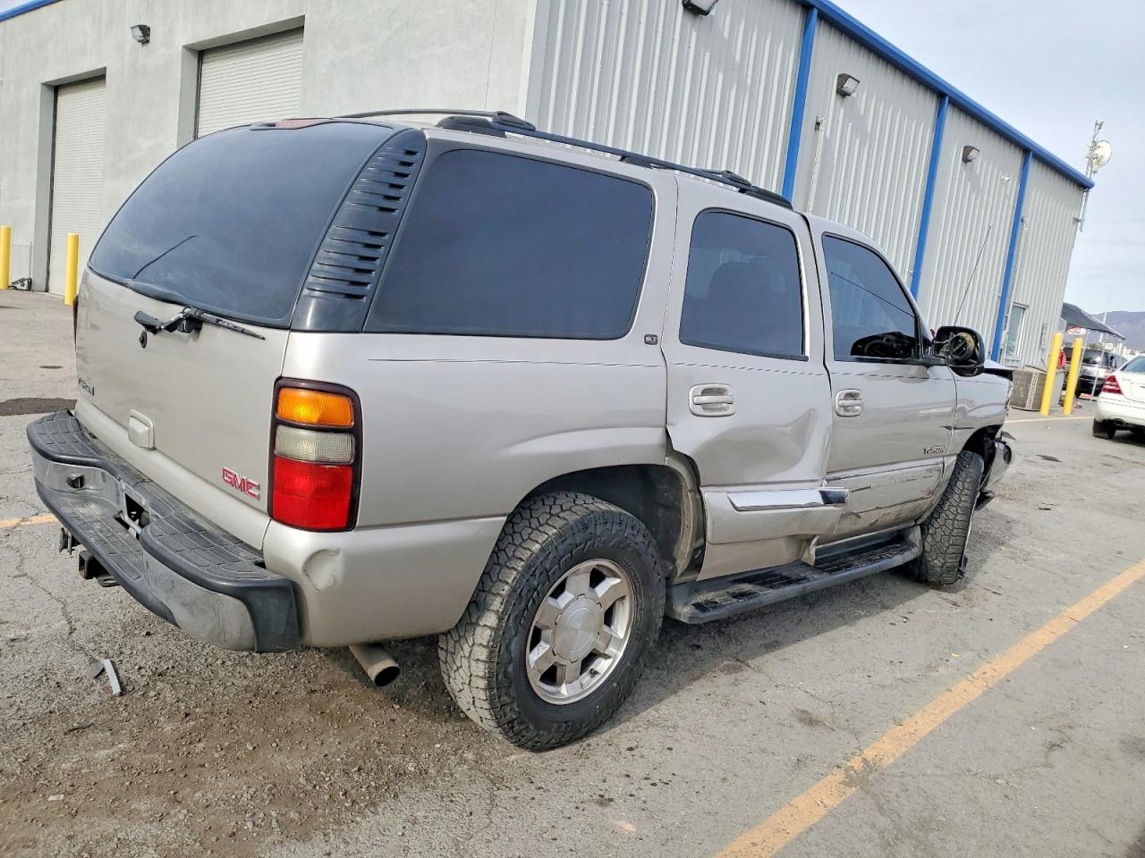 2004 GMC YUKON photo 3