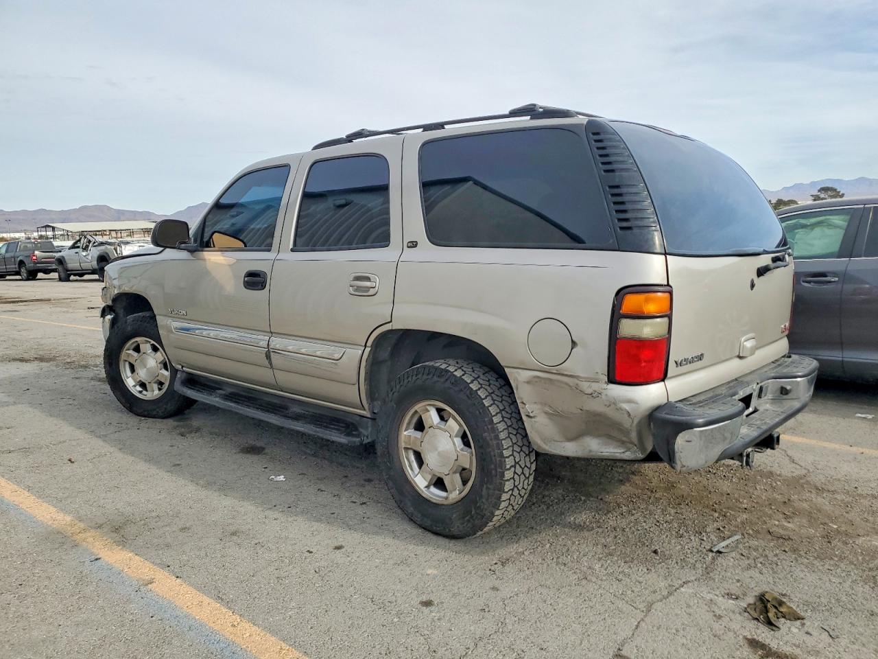 2004 GMC YUKON photo 2