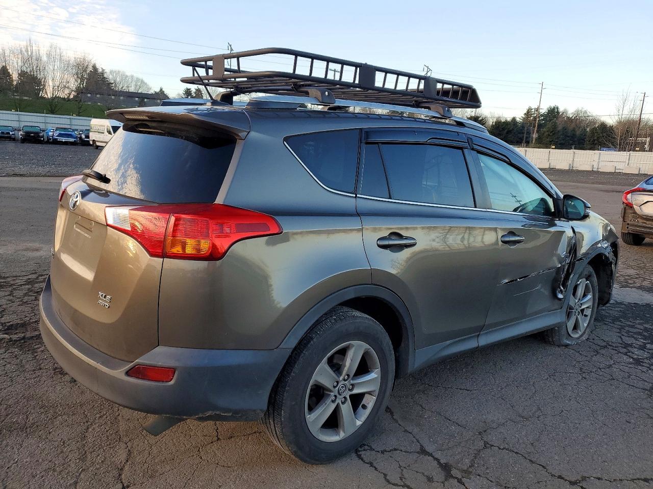 2015 TOYOTA RAV4 XLE photo 3