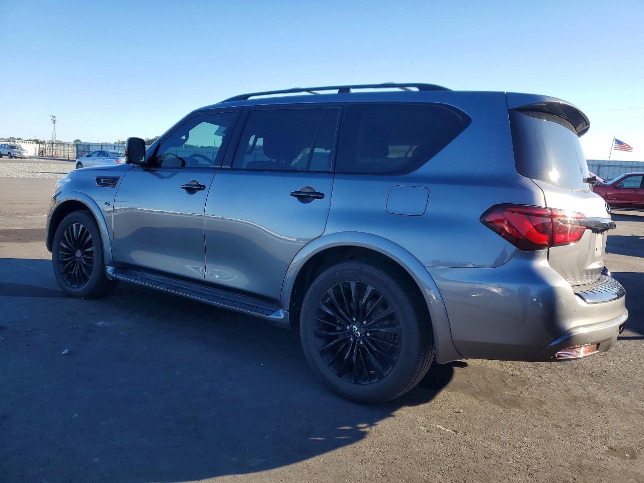 2019 INFINITI QX80 LUXE photo 2