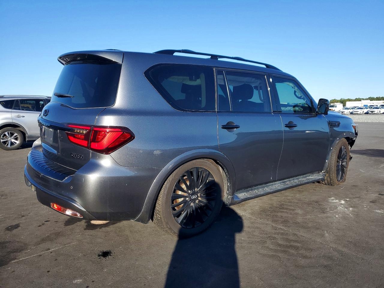 2019 INFINITI QX80 LUXE photo 3