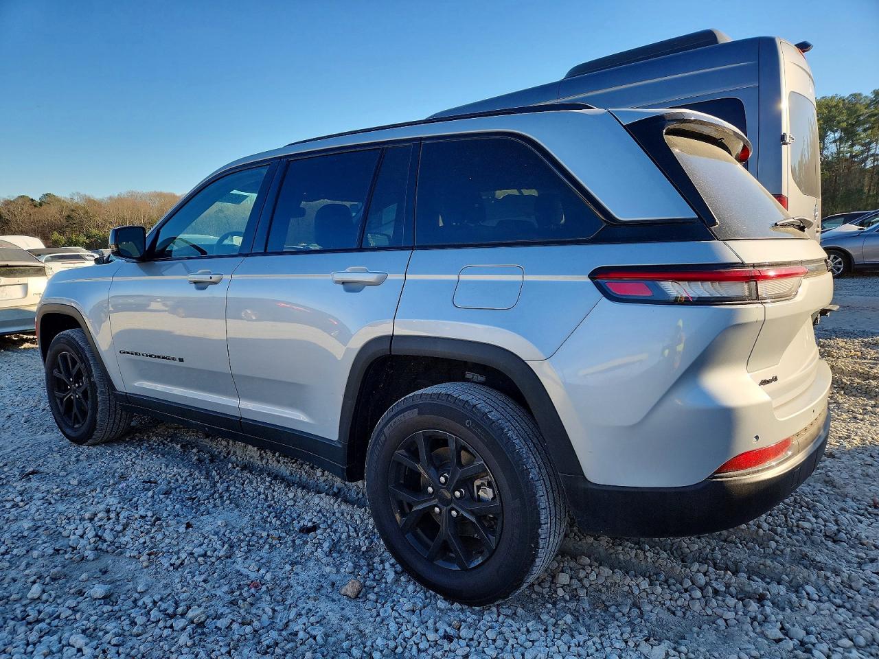 2024 JEEP GRAND CHEROKEE LAREDO photo 2