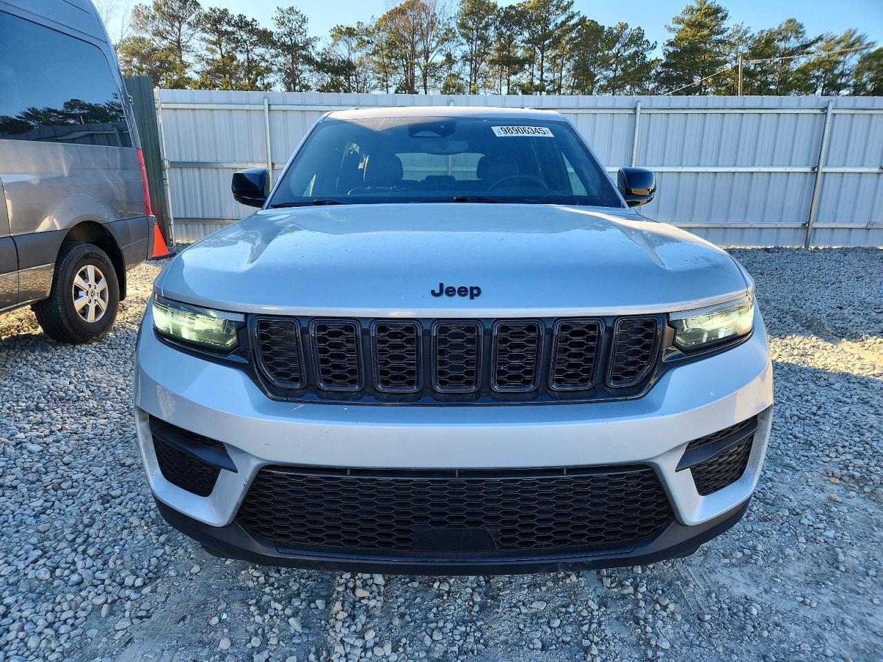 2024 JEEP GRAND CHEROKEE LAREDO photo 5
