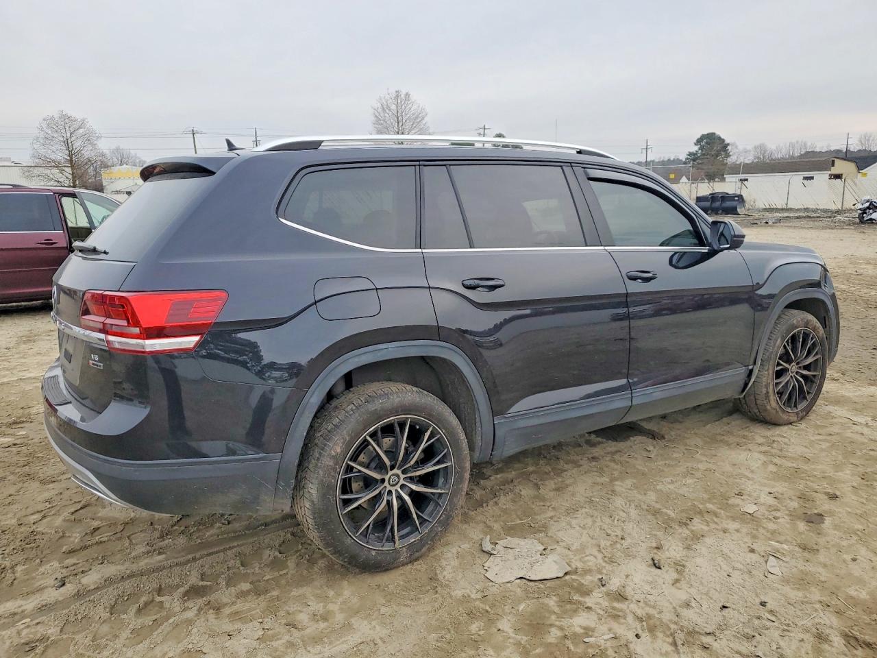2018 VOLKSWAGEN ATLAS SE photo 3