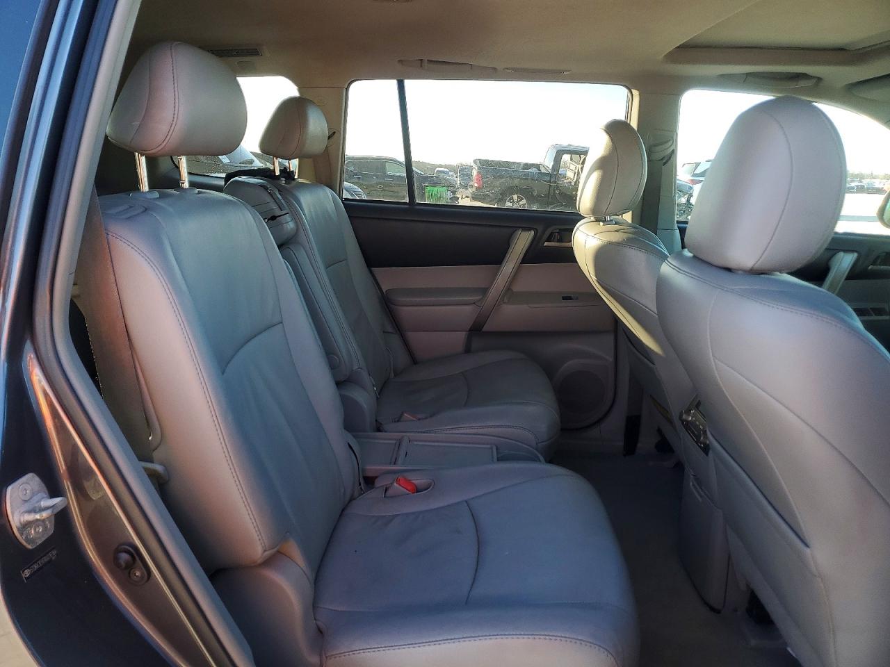 2010 TOYOTA HIGHLANDER SE photo 11