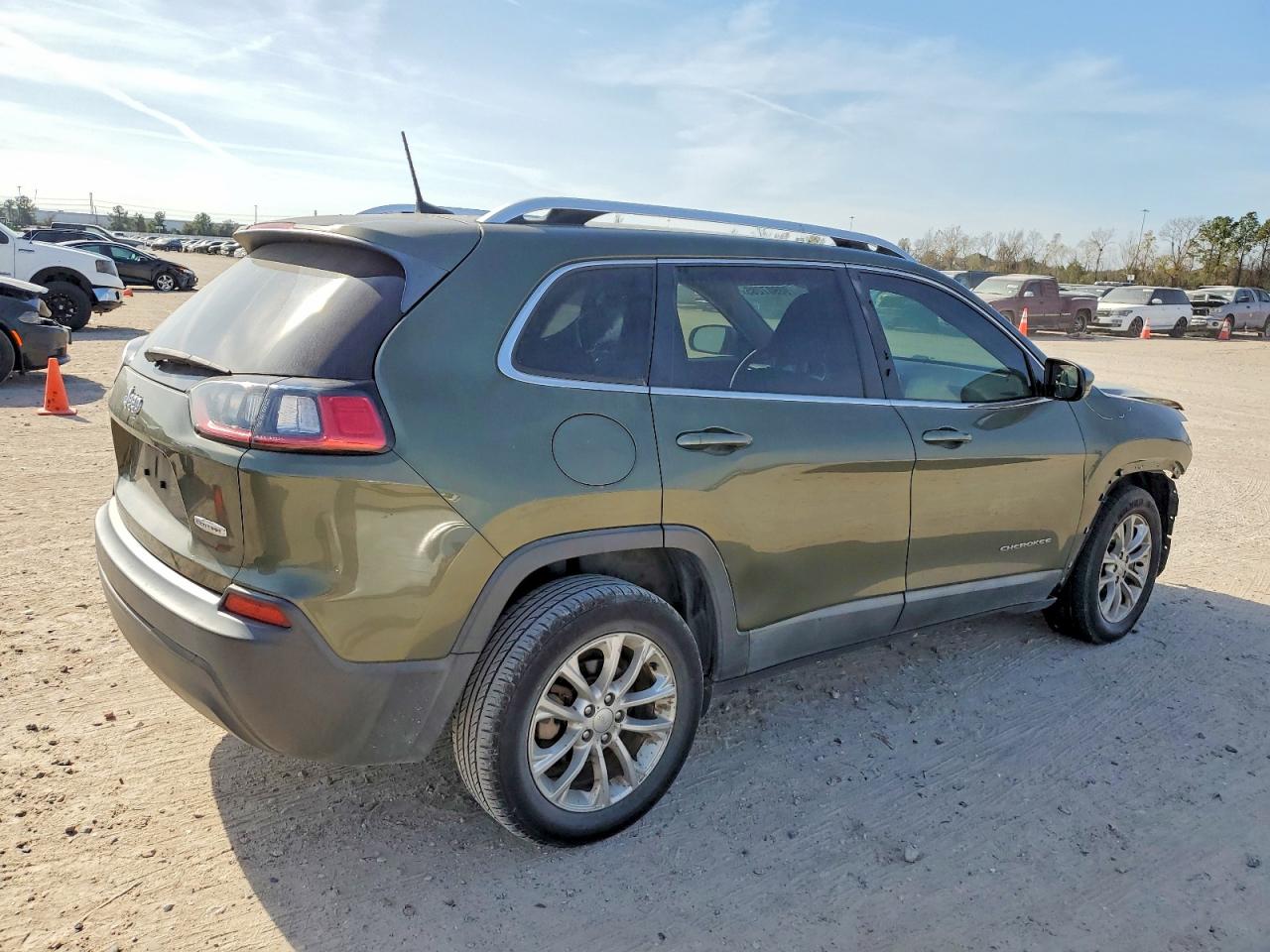 2019 JEEP CHEROKEE LATITUDE photo 3