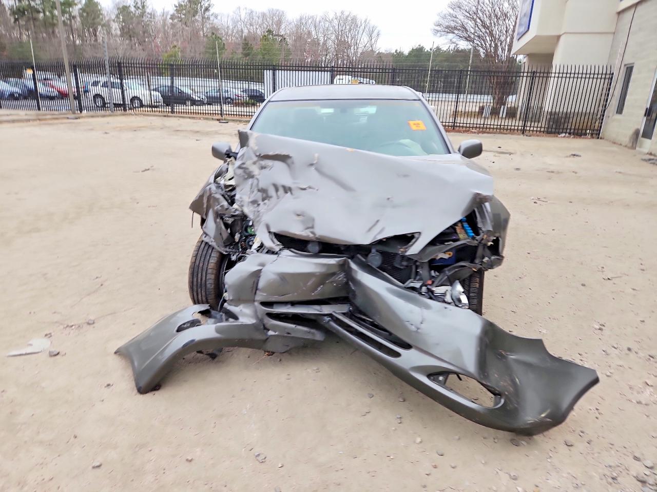 2004 TOYOTA CAMRY LE photo 5