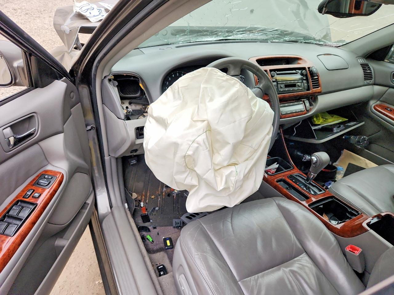 2004 TOYOTA CAMRY LE photo 8