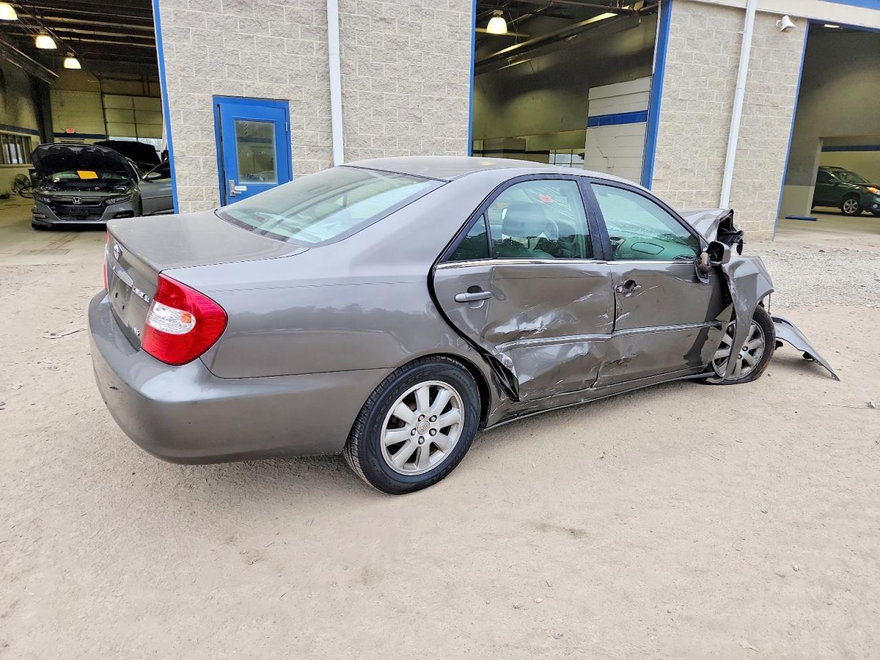 2004 TOYOTA CAMRY LE photo 3