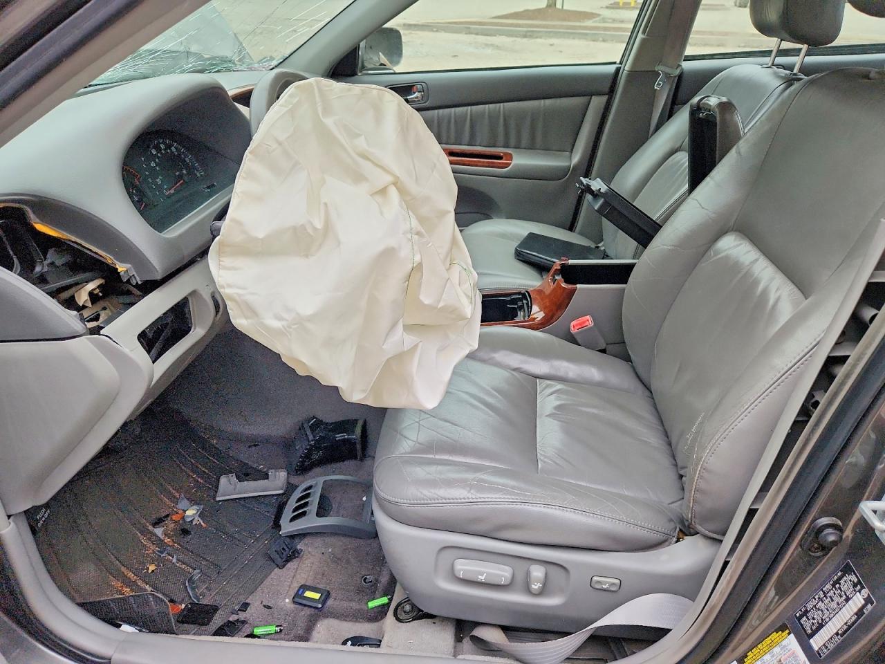 2004 TOYOTA CAMRY LE photo 7