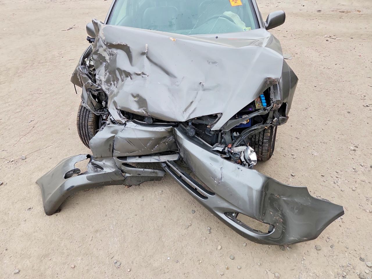 2004 TOYOTA CAMRY LE photo 11