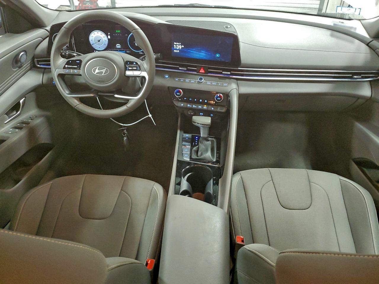 2025 HYUNDAI ELANTRA SEL photo 8