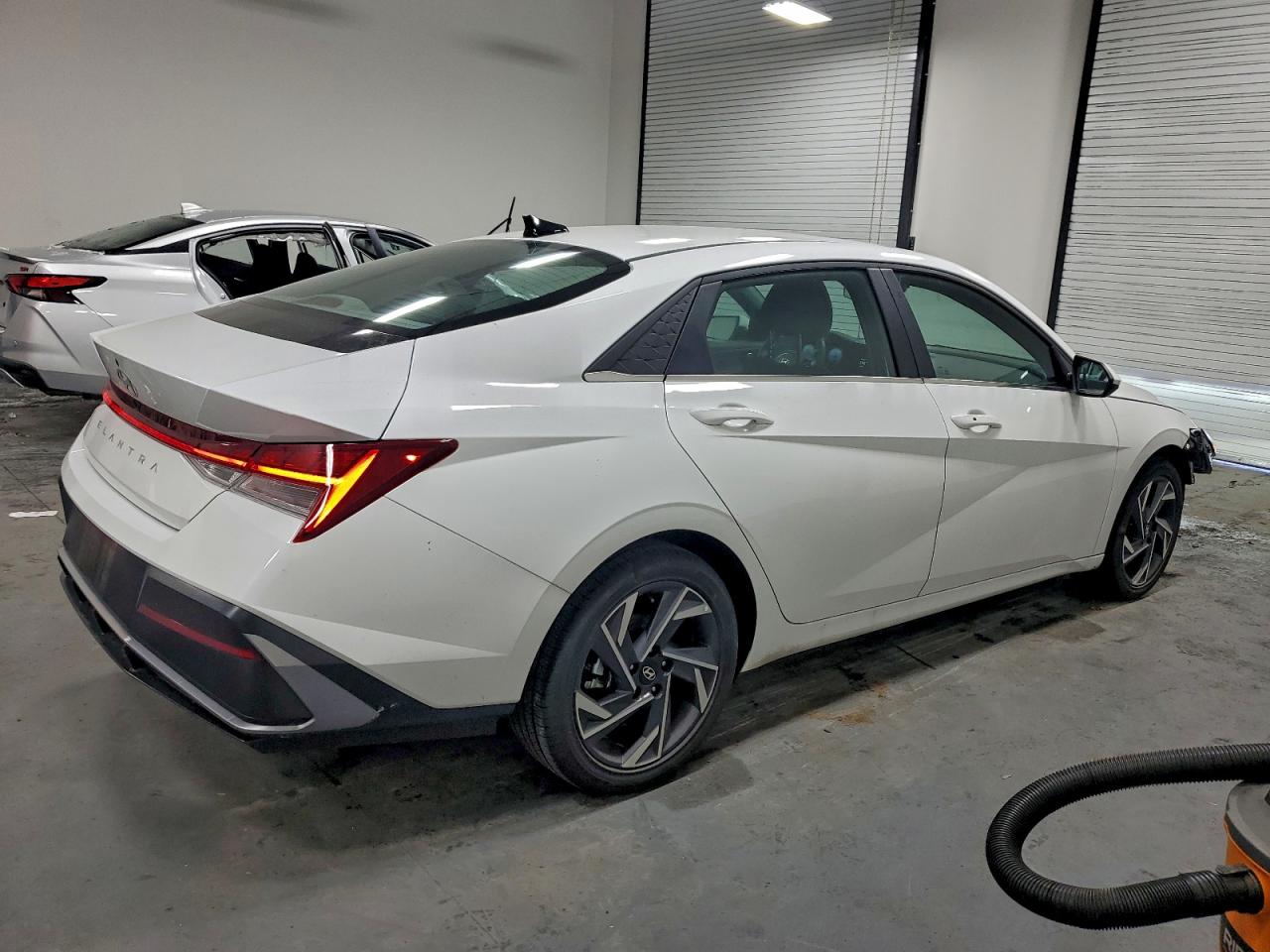 2025 HYUNDAI ELANTRA SEL photo 3