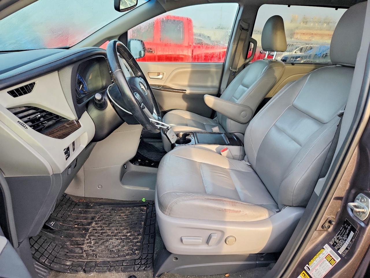 2015 TOYOTA SIENNA XLE photo 7