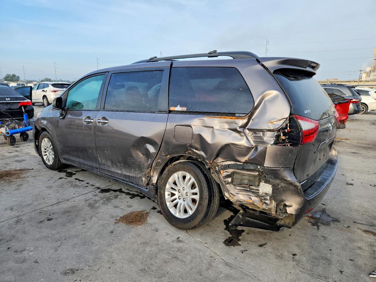 2015 TOYOTA SIENNA XLE photo 2
