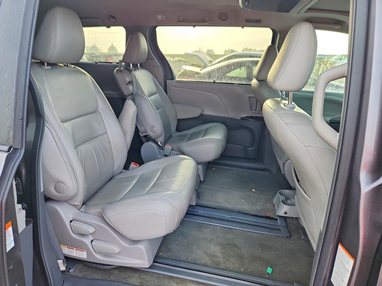 2015 TOYOTA SIENNA XLE photo 11
