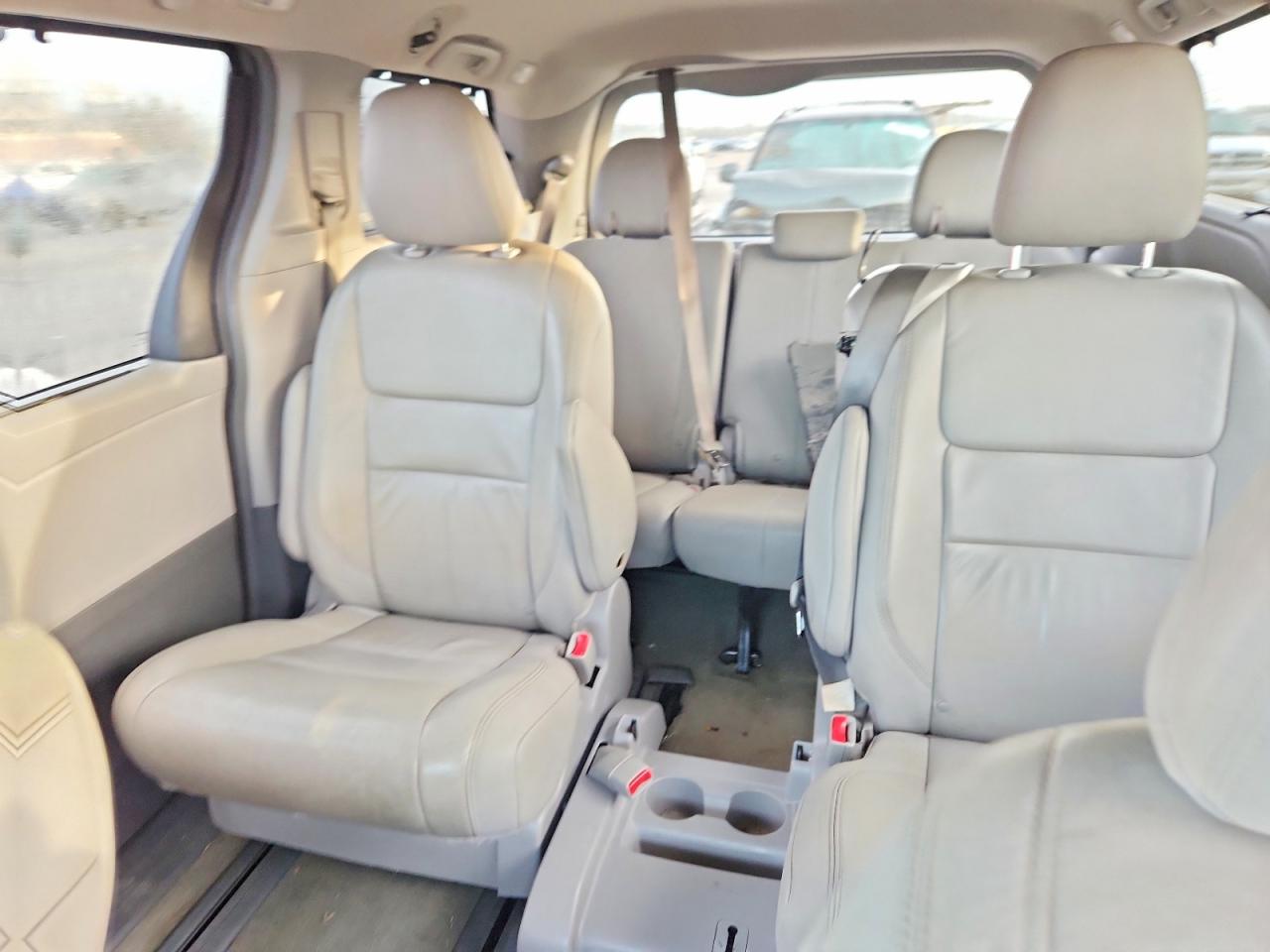 2015 TOYOTA SIENNA XLE photo 10