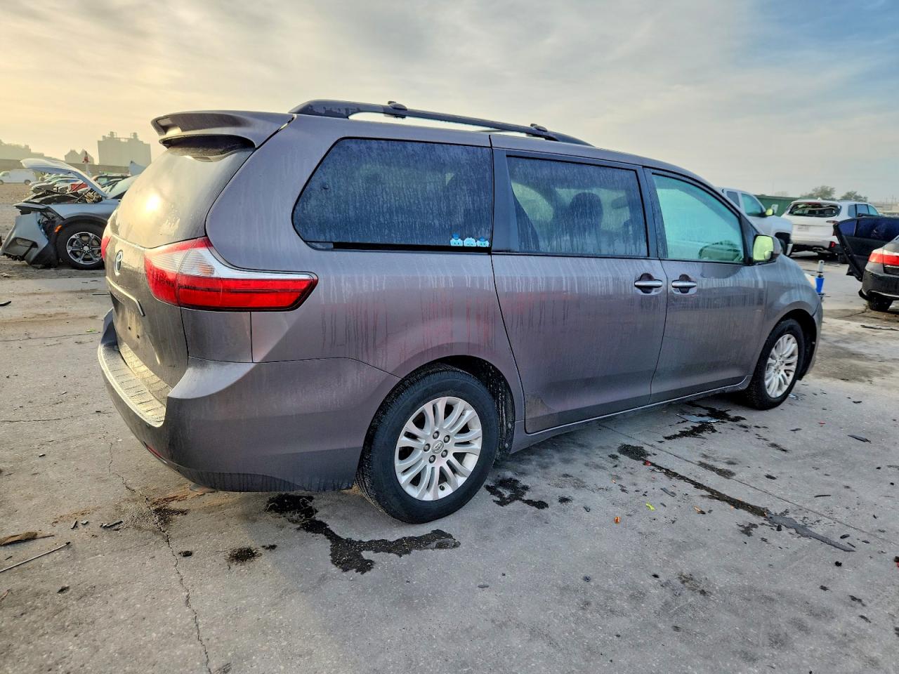 2015 TOYOTA SIENNA XLE photo 3