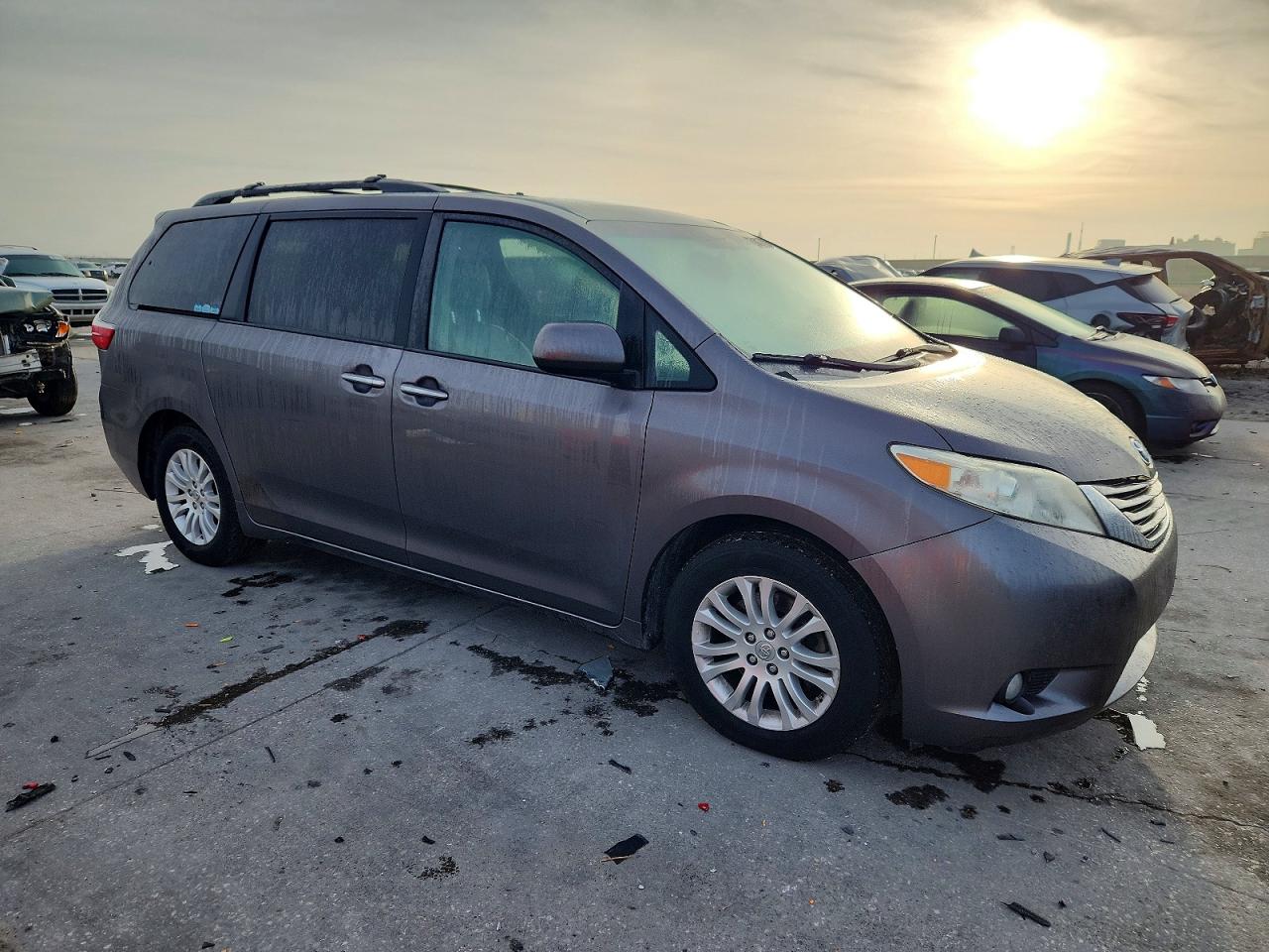 2015 TOYOTA SIENNA XLE photo 4
