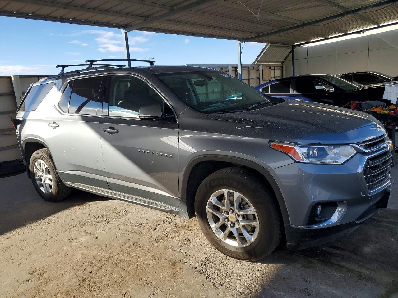 2020 CHEVROLET TRAVERSE LT photo 4
