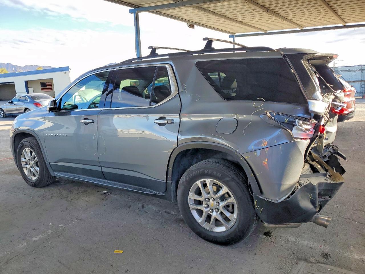 2020 CHEVROLET TRAVERSE LT photo 2