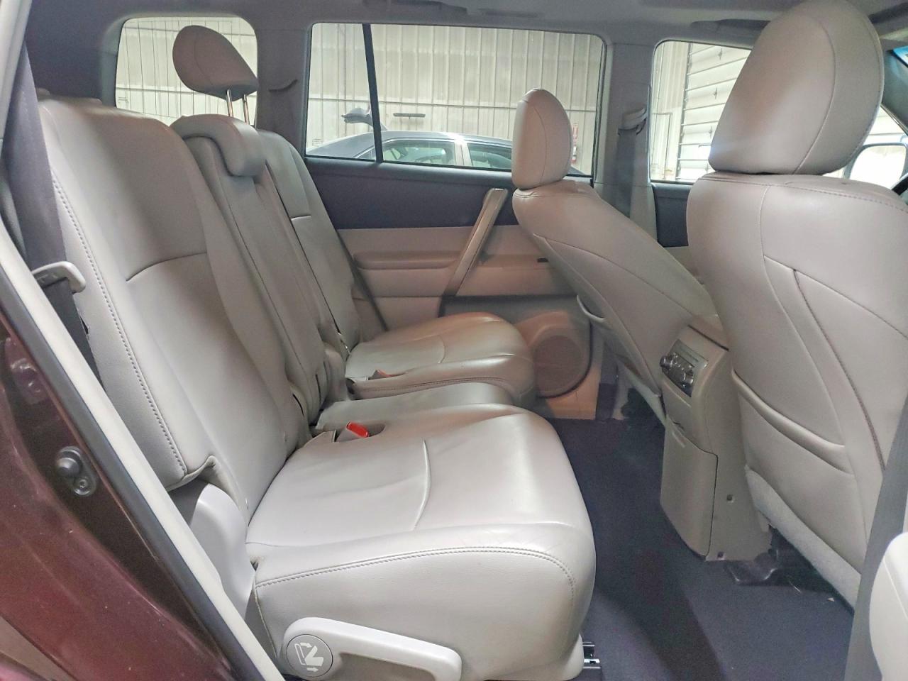 2012 TOYOTA HIGHLANDER BASE photo 11