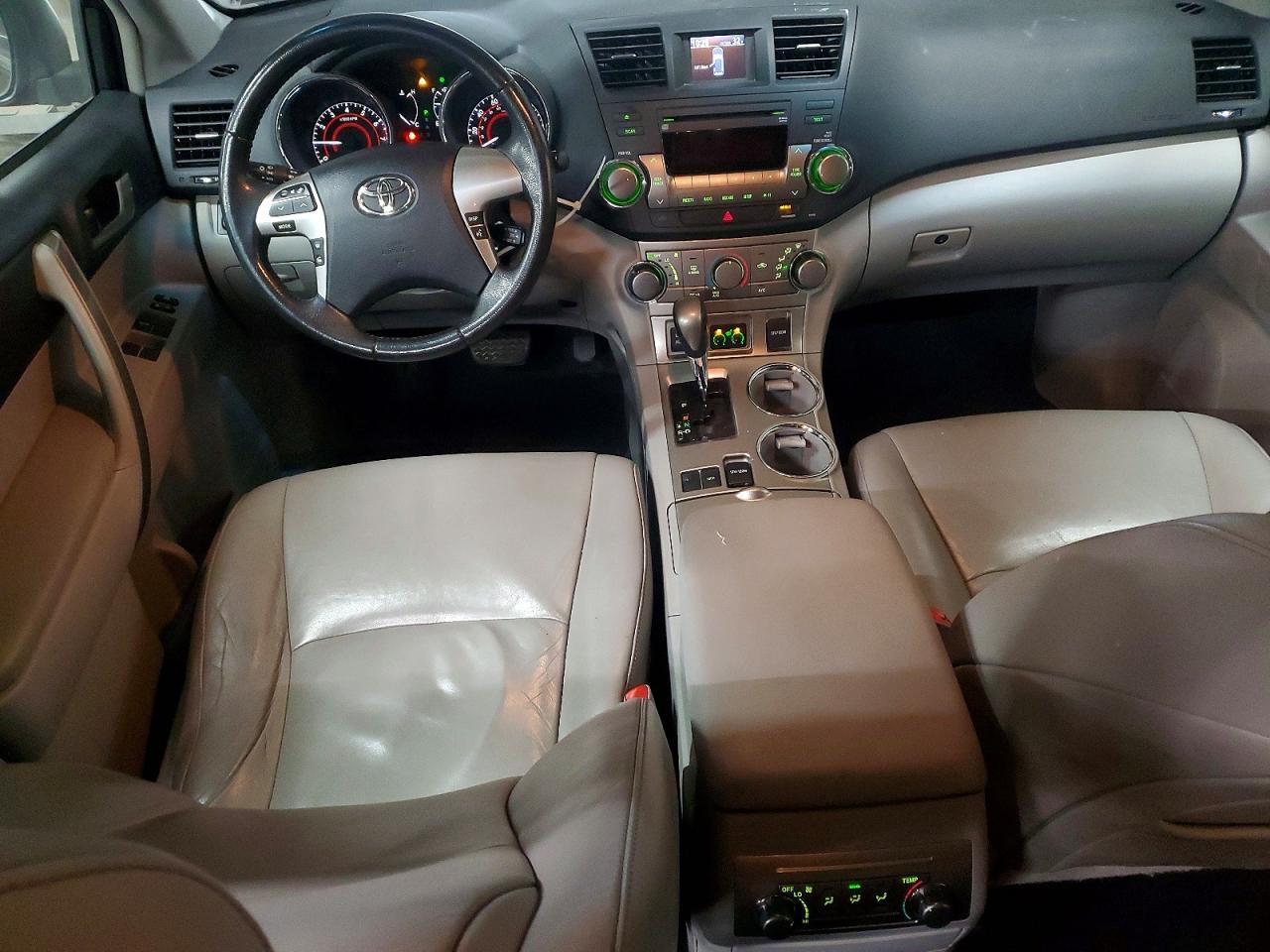 2012 TOYOTA HIGHLANDER BASE photo 8