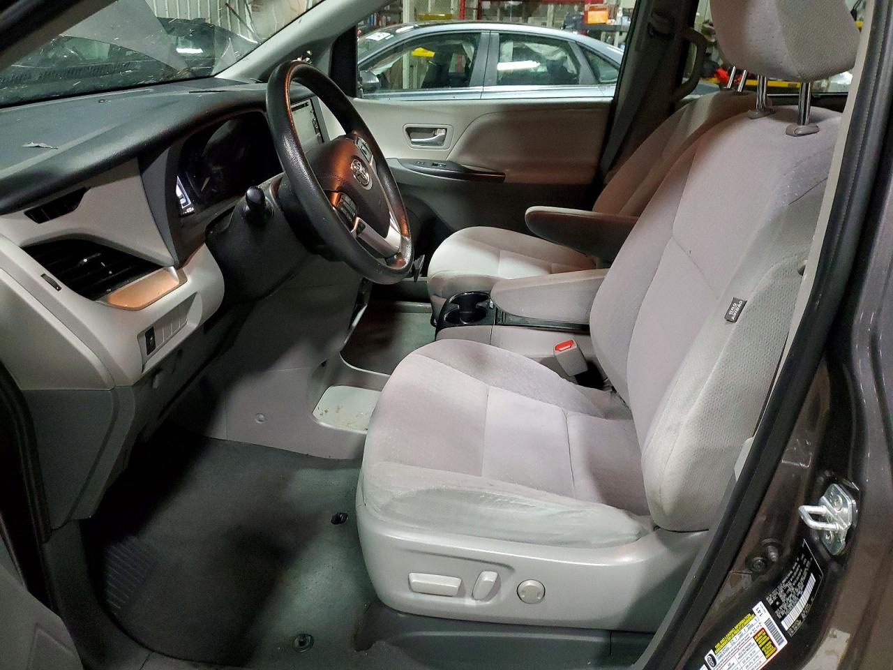 2020 TOYOTA SIENNA LE photo 7